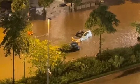 Hà Nội ngập sâu sau trận mưa "như trút nước", chuyên gia cảnh báo thời tiết cực đoan sẽ còn tiếp diễn