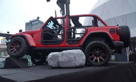 Jeep Wrangler Unlimited Rubicon bản độ "trần trụi" xuất hiện tại Việt Nam: Cá tính, phá cách và đầy công nghệ