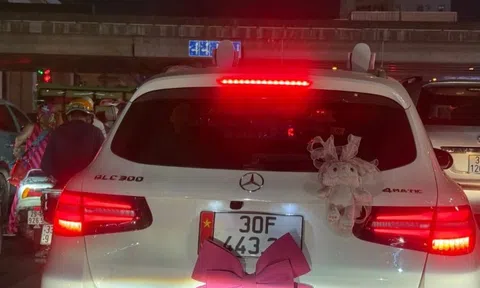 Xác minh chủ xe Mercedes "cố tình" gắn nơ hồng để che biển số
