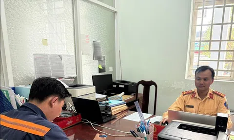 Tài xế xe rác lạng lách, quay đầu nguy hiểm giữa đường đông bị CSGT xử phạt