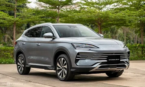 Khoảnh khắc chiếc BYD Sealion 6 bị sét đánh liên tiếp dưới mưa bão