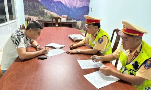 Chở “quá tải” 21 hành khách, tài xế không bằng lái nhận án phạt hàng trăm triệu đồng