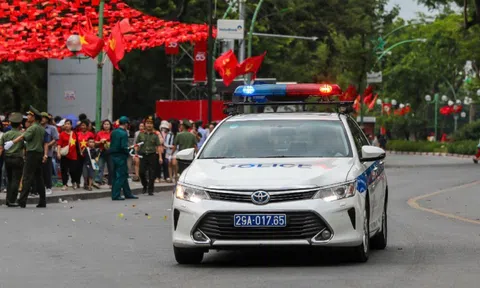 CSGT Hà Nội mở đường thần tốc, cứu cháu bé co giật giữa giờ cao điểm chuẩn bị A80
