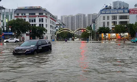Bão số 5 suy yếu thành áp thấp, Hà Nội mưa xối xả, ngập diện rộng