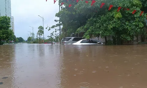 Mưa lớn biến chung cư ở Hà Nội thành “ốc đảo”, hầm xe hàng trăm ô tô bị đe dọa