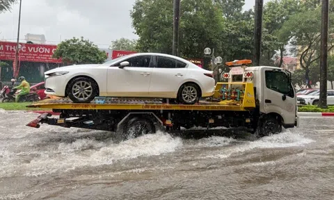 Hà Nội mưa lớn, hàng loạt ô tô chết máy, cứu hộ hoạt động quá tải