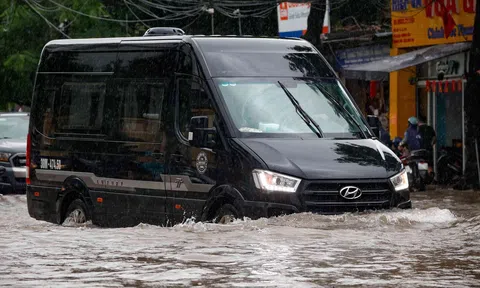 Kinh nghiệm lái xe an toàn mùa mưa bão: Khi nào nên đi qua đoạn ngập, khi nào nên quay đầu?
