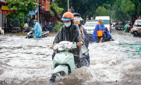 Dân công sở Hà Nội "bơi" trong nước lũ sáng 26/8 vì nhiều tuyến phố ngập sâu