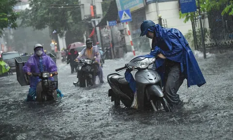 Đi xe máy mùa mưa ngập, làm gì để tránh cảnh "chết máy - tốn tiền"?
