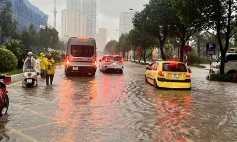 Kinh nghiệm vàng cho tài xế khi ô tô bị kẹt trong vùng ngập