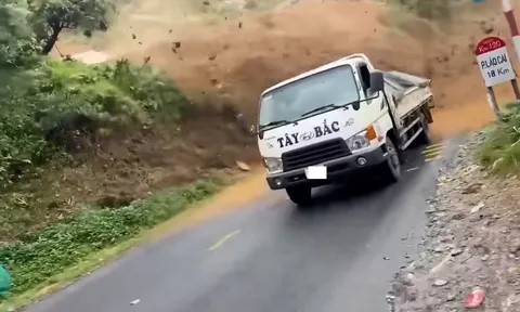 Thót tim cảnh xe tải vừa đi qua thì hàng trăm khối đất đá đổ ập xuống đường quốc lộ