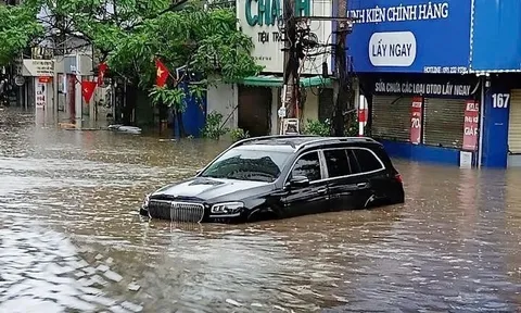 Loạt xe sang tiền tỷ mắc kẹt giữa biển nước sau trận mưa lớn ở Hà Nội