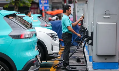 Người dùng phản ứng ra sao khi VinFast giảm thời gian miễn phí đỗ xe sau khi sạc đầy?