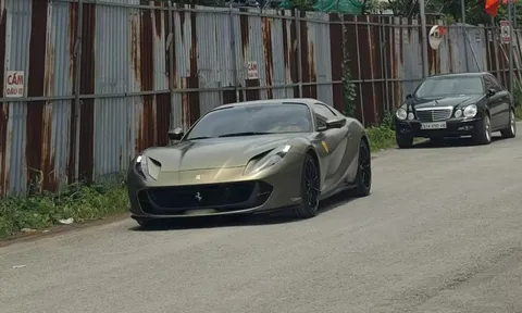 Mãn nhãn Ferrari 812 GTS mui trần màu xanh rêu nhám chạy phố Thủ Đức