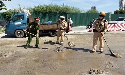 Vỡ téc dầu trên ô tô tải, dầu tràn ra đường Lê Quang Đạo kéo dài