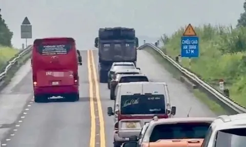 Camera hành trình của người dân “tố” xe khách vượt ẩu, tài xế lĩnh phạt nặng