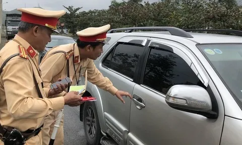Hành khách ngồi ghế sau không thắt dây an toàn, tài xế ô tô có thể bị phạt tới 1 triệu đồng