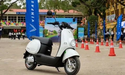 Phụ huynh phân vân: Nên mua xe máy xăng 50cc hay xe máy điện VinFast cho con em đi học?