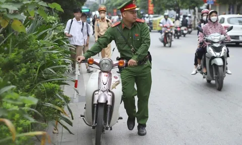 Hà Nội: Nhiều học sinh biện minh không đội mũ bảo hiểm vì "nhà gần", "sợ hỏng tóc"