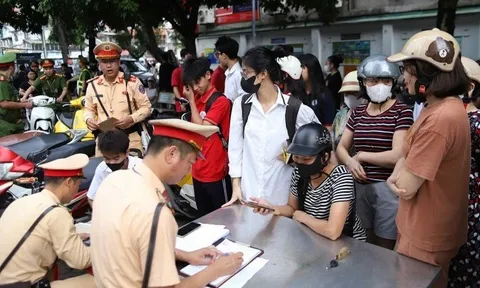 Hà Nội: Nhiều phụ huynh bị phạt vì "quên" mũ bảo hiểm cho con khi đến trường