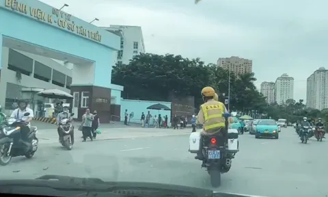 CSGT Hà Nội bế nữ bệnh nhân bất ngờ co giật vào viện giữa giờ cao điểm