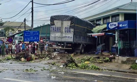 Tai nạn kinh hoàng: Xe tải mất phanh lao vào chợ, 12 người thương vong