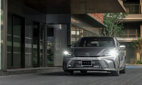 Liên tục sụt giảm doanh số, Toyota Camry vẫn "một mình một ngựa" tại phân khúc sedan cỡ D