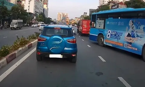 Tài xế ô tô con "thót tim" khi bị xe buýt tạt đầu giữa phố vào giờ cao điểm