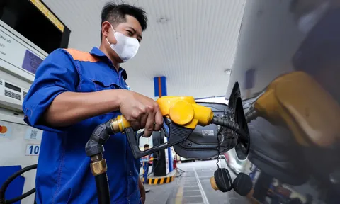 Giá xăng RON95 giảm hơn 400 đồng/lít từ 15h chiều ngày 25/9