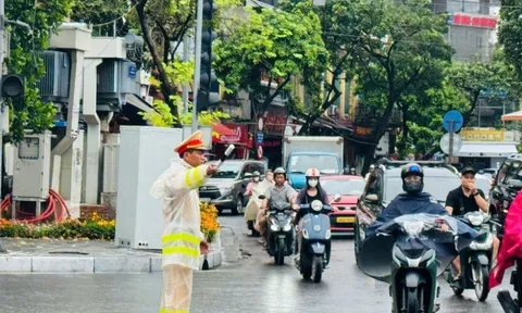 Hoàn lưu bão số 10 gây mưa dồn dập ở Hà Nội, nguy cơ ngập úng tăng cao