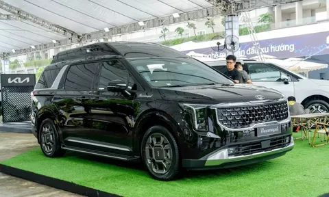 Kia Carnival Thacoroyal - MPV sang trọng với thiết kế "trần cao, mái thoáng"