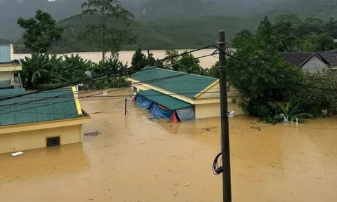 Nước lũ dâng cao chưa từng thấy, mái nhà ở xã miền núi Nghệ An bị nhấn chìm