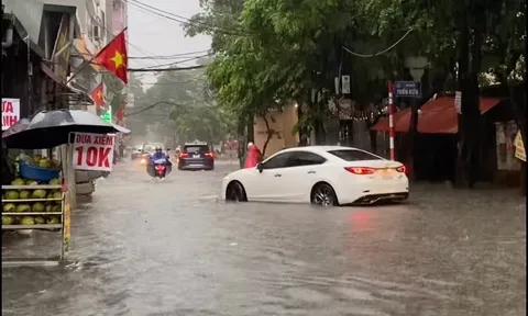 Hà Nội và các tỉnh miền Bắc chìm trong mưa lũ, giao thông nhiều nơi bị chia cắt