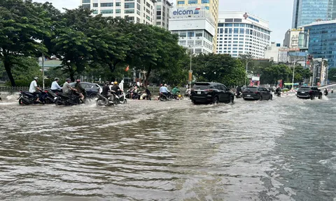Nhiều tuyến đường Hà Nội thành "ao hồ" sau mưa lớn, người dân chật vật lội nước đi làm