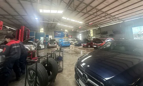 Hà Nội ngập sâu khiến hàng trăm xe "đổ bệnh", các garage phải hoạt động hết công suất
