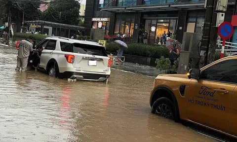 Tưởng an toàn khi đi qua đường ngập thấp, nhiều xe vẫn chết máy vì thủy kích
