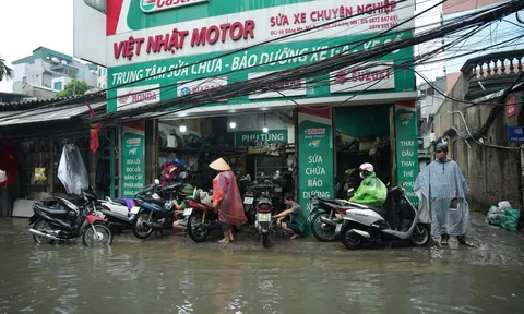 Chủ xe cần làm gì sau khi xe máy lội qua vùng ngập để tránh hư hỏng nặng?