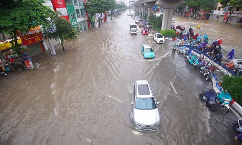 Mưa lớn xối xả do hoàn lưu bão Matmo khiến nhiều tuyến phố Hà Nội biến thành "sông"