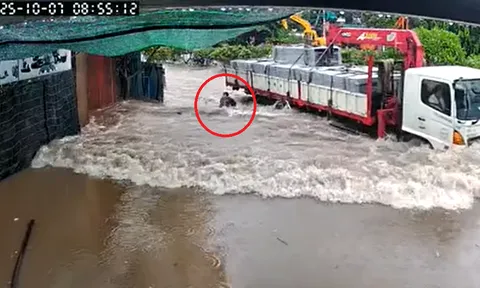 Phẫn nộ cảnh tài xế xe tải phóng nhanh giữa đường ngập ở Hà Nội, hất ngã người đi bộ