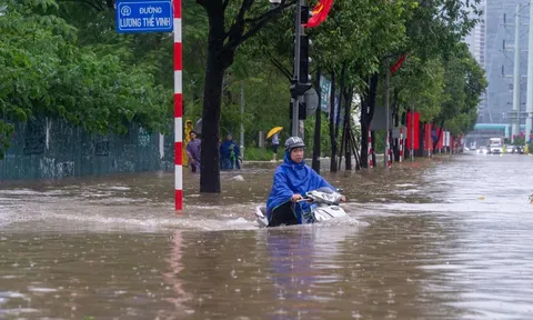 Vượt đường ngập không đúng cách: Xe máy dễ "đổ bệnh", tài xế tốn tiền oan