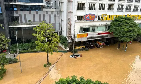 Cao Bằng: Ô tô bị nước lũ cuốn trôi, chiến sĩ công an kịp thời lao xuống dòng nước cứu người