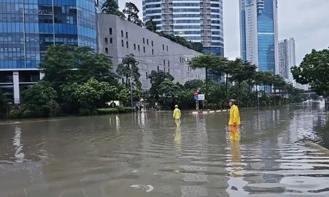 Hà Nội: Vẫn còn hơn 20 điểm ngập, người dân di chuyển khó khăn