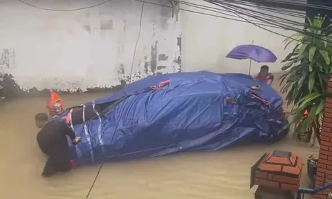 Dùng bạt chống ngập cho ô tô trở thành giải pháp "cứu cánh" của nhiều chủ xe mùa mưa bão