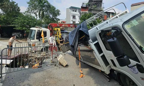 Ô tô tải rơi xuống "hố tử thần" giữa phố ở Hà Nội, xe cứu hộ đến cũng gặp nạn