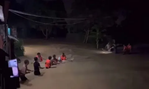 Trắng đêm ứng phó lũ lớn, bảo vệ an toàn cho người dân ở Sóc Sơn