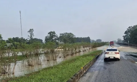 Nước lũ bất ngờ tràn lên cao tốc Hà Nội - Thái Nguyên, xe gầm thấp phải đổi hướng