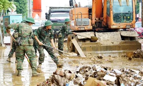 Bùn đất phủ kín đường phố Thái Nguyên, quân đội và người dân đồng lòng khắc phục hậu quả