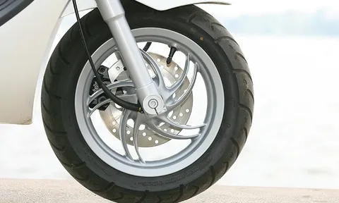 Xe máy bị thủng lốp nhiều lần: Khi nào nên đổi lốp mới thay vì tiếp tục vá?