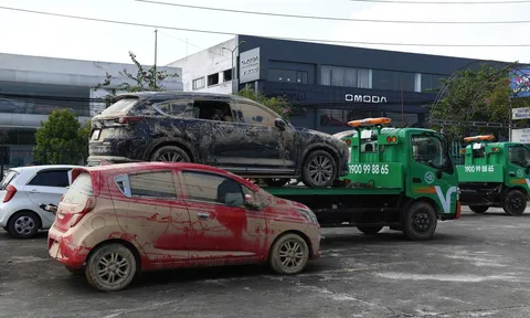 Xe ngập nước nằm la liệt ở Thái Nguyên sau bão số 11, công tác cứu hộ gặp nhiều khó khăn