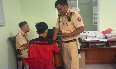 Quay video "thể hiện" kỹ năng bốc đầu xe máy, nam thanh niên nhận cái kết đắng